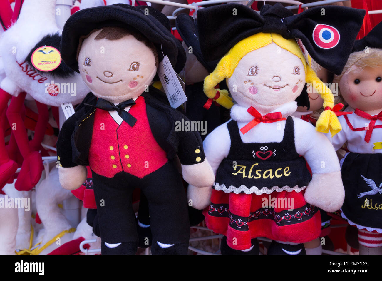 Muñecas con ropa típica alsaciana en Colmar, Alsacia, Francia Fotografía de  stock - Alamy
