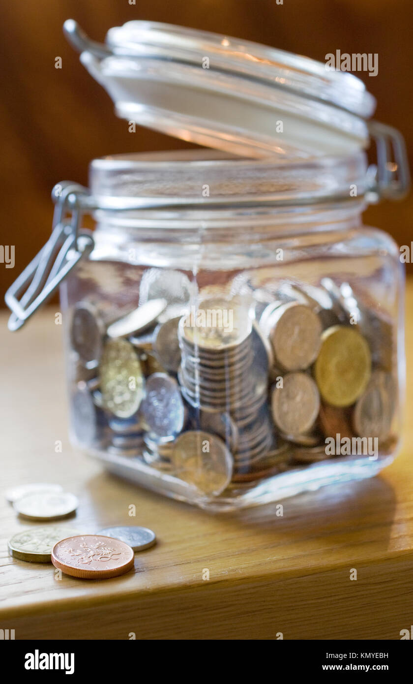 Moneda: corona checa monedas en un frasco de vidrio - economía y finanzas Foto de stock