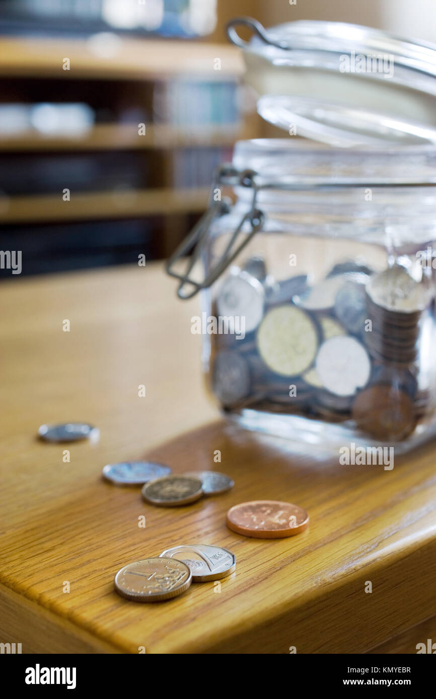 Moneda: corona checa monedas en un frasco de vidrio - economía y finanzas Foto de stock