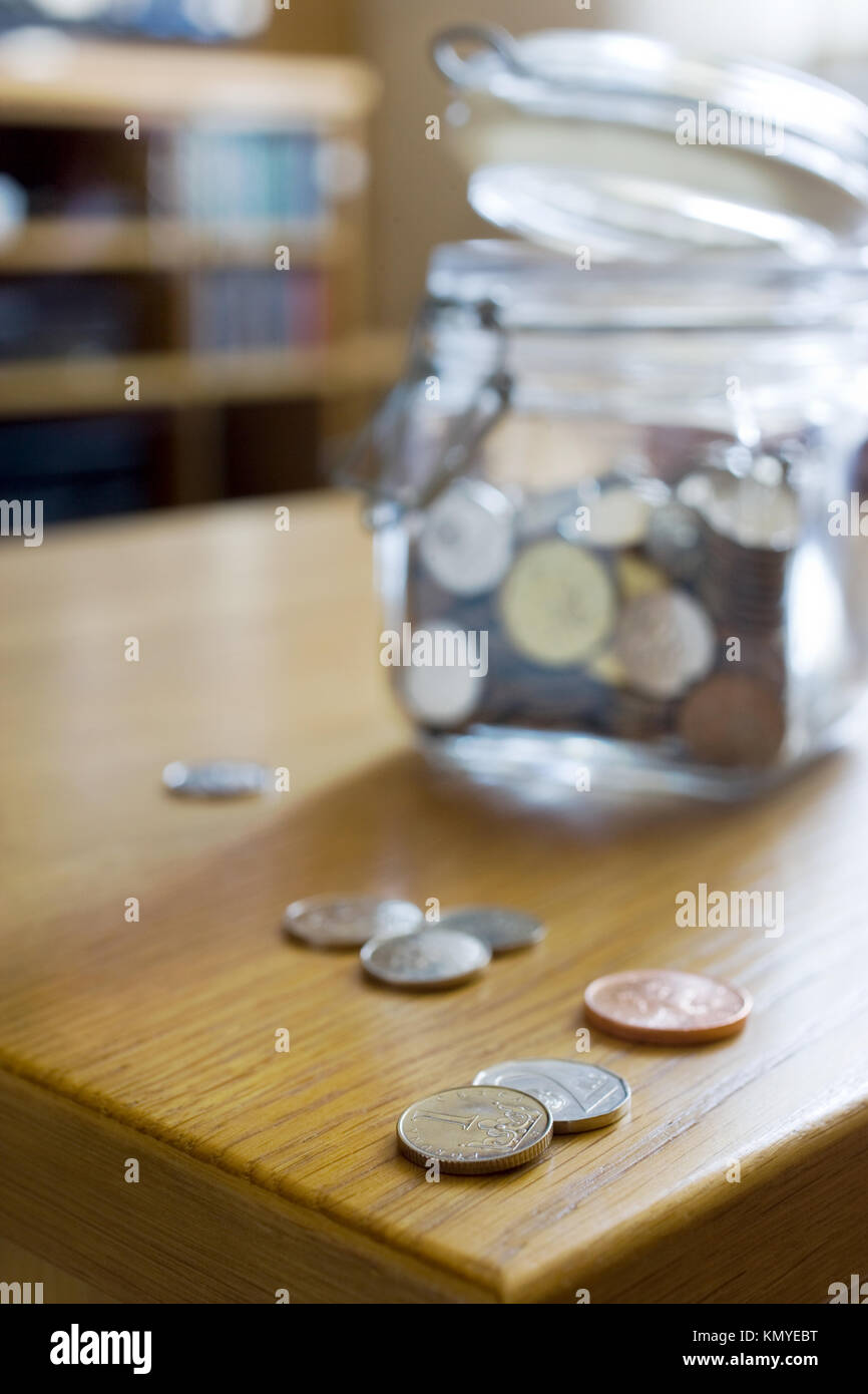 Moneda: corona checa monedas en un frasco de vidrio - economía y finanzas Foto de stock