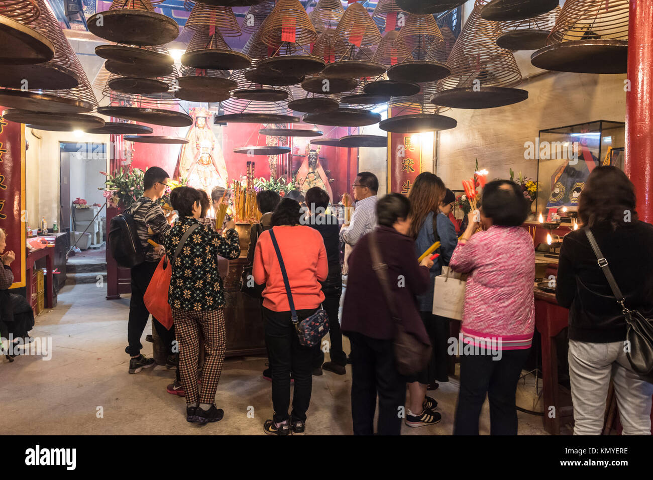 La gente rezando delante del altar en el templo Pak Tai en Hong Kong Foto de stock