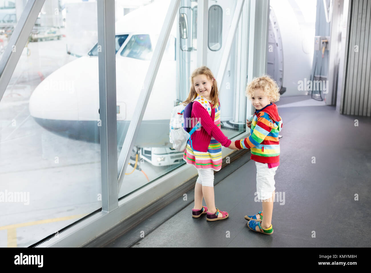 Los Ninos En El Aeropuerto Los Ninos Mirar En Avion Viajar Y Volar Con El Nino Familia En La Puerta De Salida Vacaciones Y Viajes Con Chico Chico Y Gir Fotografia De