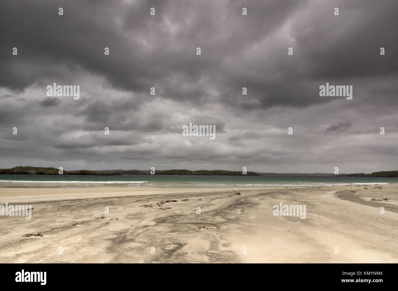 Moody gris Cielo de borrasca sobre el Reef Beach Isla de Lewis, Escocia Foto de stock