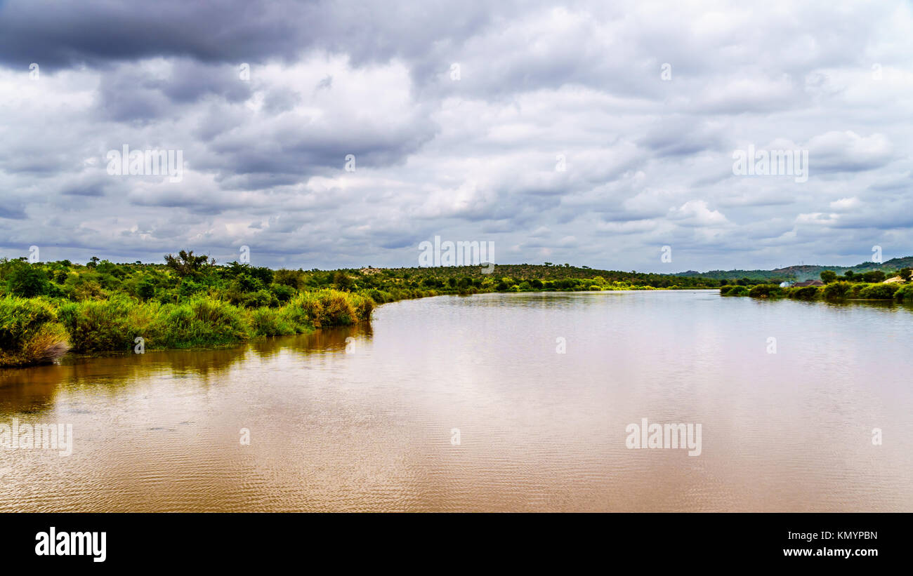 El Río Olifants cerca del Parque Kruger y Phalaborwa en la frontera entre las provincias de Mpumalanga y Limpopo en Sudáfrica Foto de stock