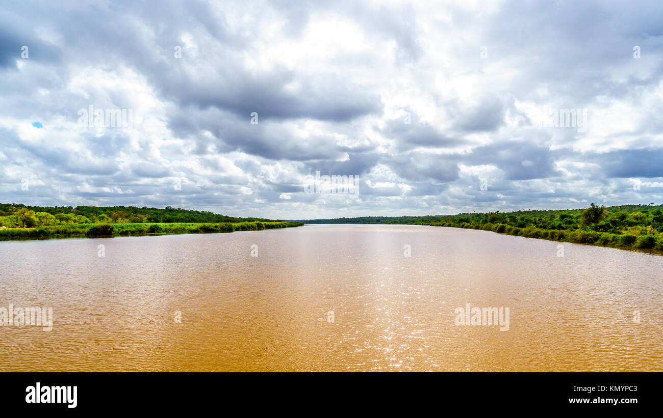 El Río Olifants cerca del Parque Kruger y Phalaborwa en la frontera entre las provincias de Mpumalanga y Limpopo en Sudáfrica Foto de stock