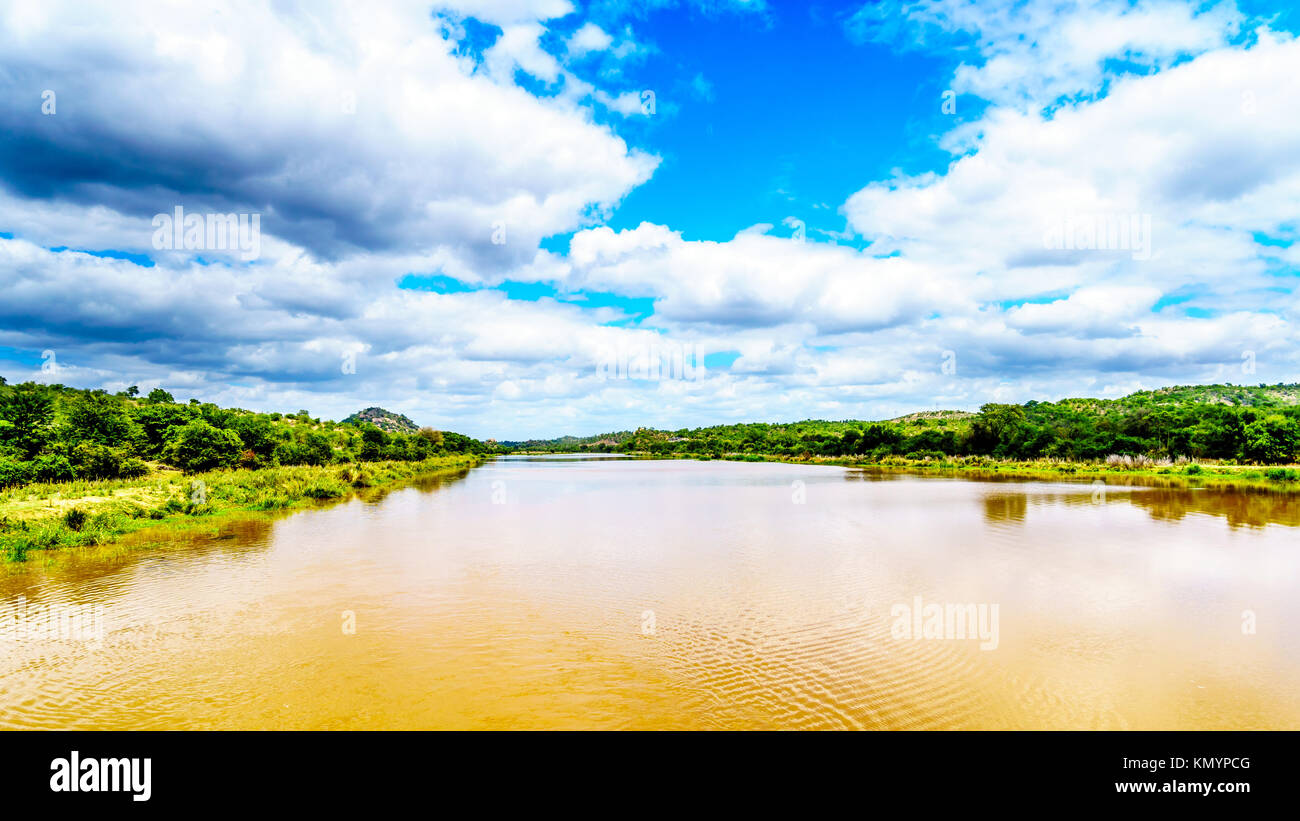 El Río Olifants cerca del Parque Kruger y Phalaborwa en la frontera entre las provincias de Mpumalanga y Limpopo en Sudáfrica Foto de stock