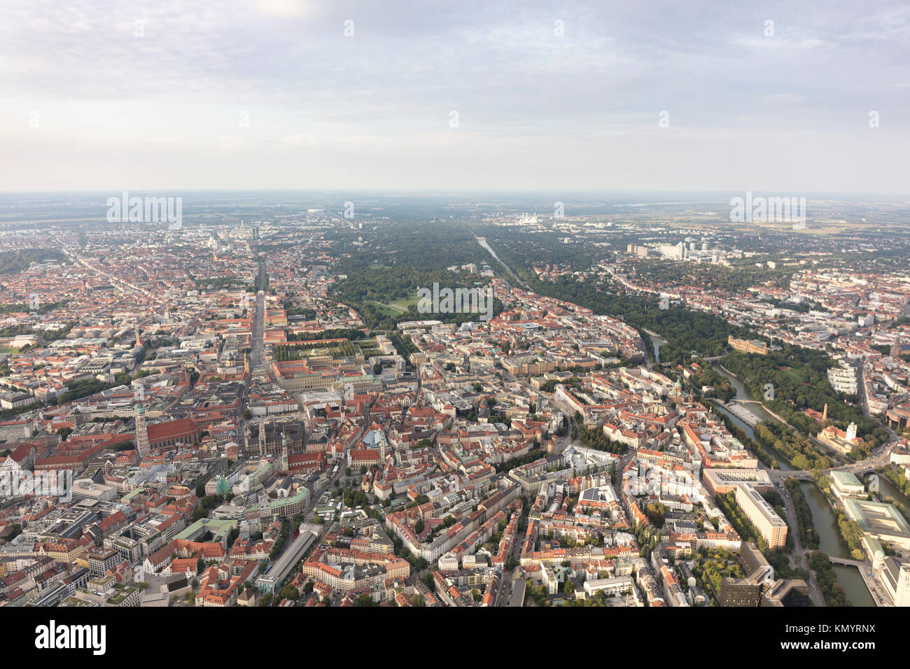 Vista aérea de la Altstadt y Jardín Inglés, Munich, Baviera, Alemania Foto de stock