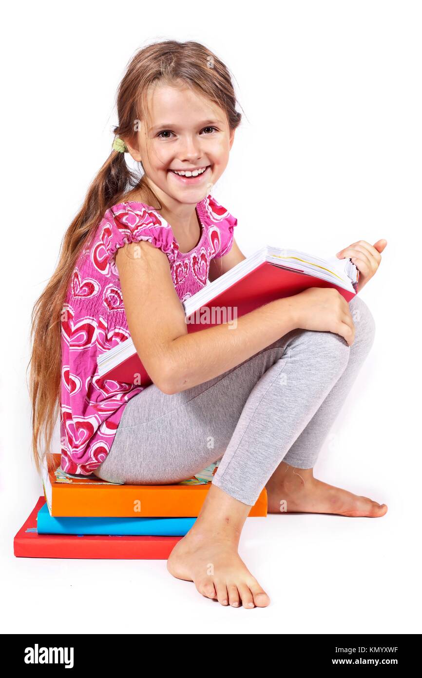 Niña de 8 años de edad leyendo un libro fotografías e imágenes de alta ...