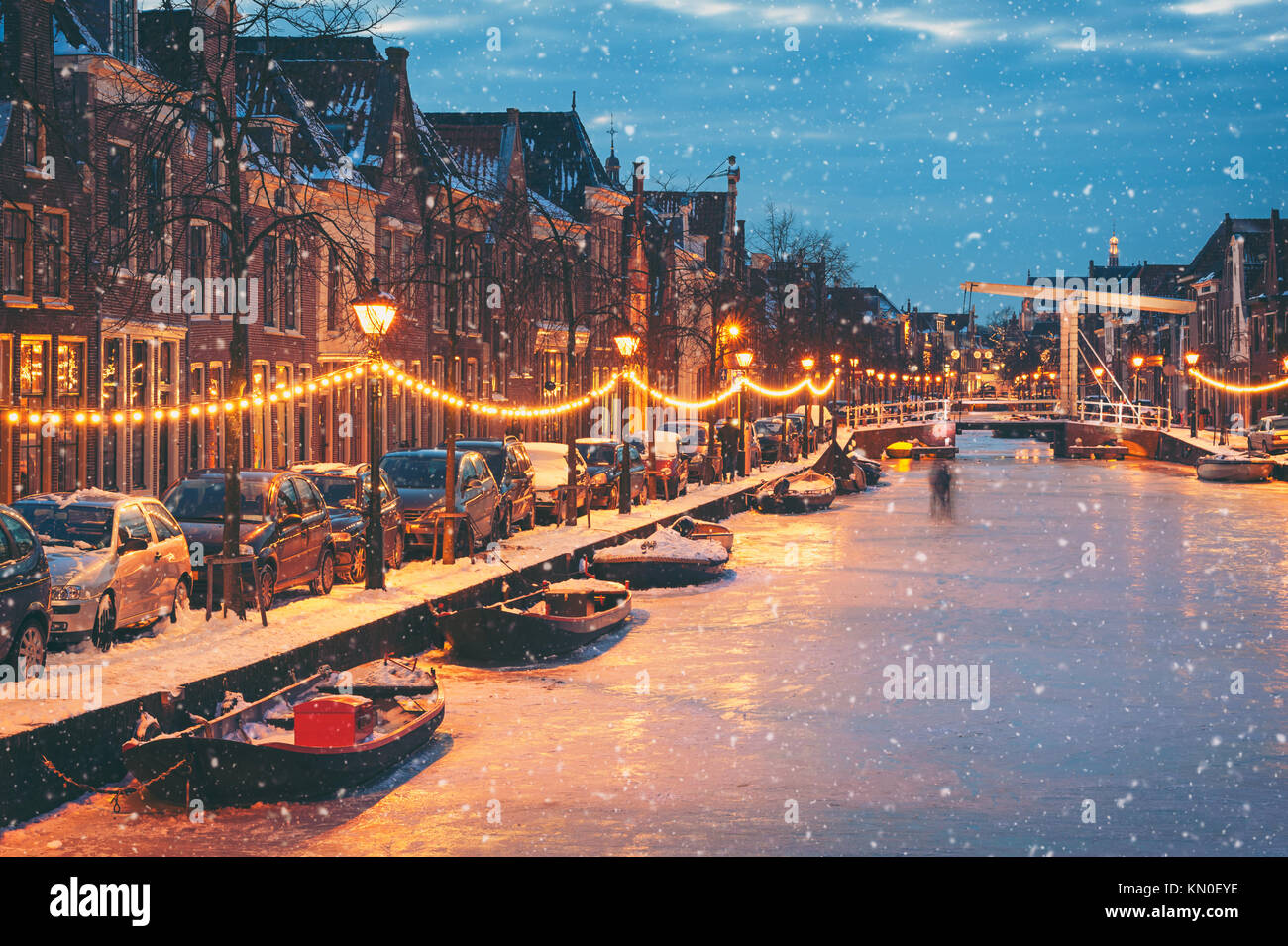 Escena de Invierno en Alkmaar, Países Bajos, con la caída de nieve y hielo natural Foto de stock