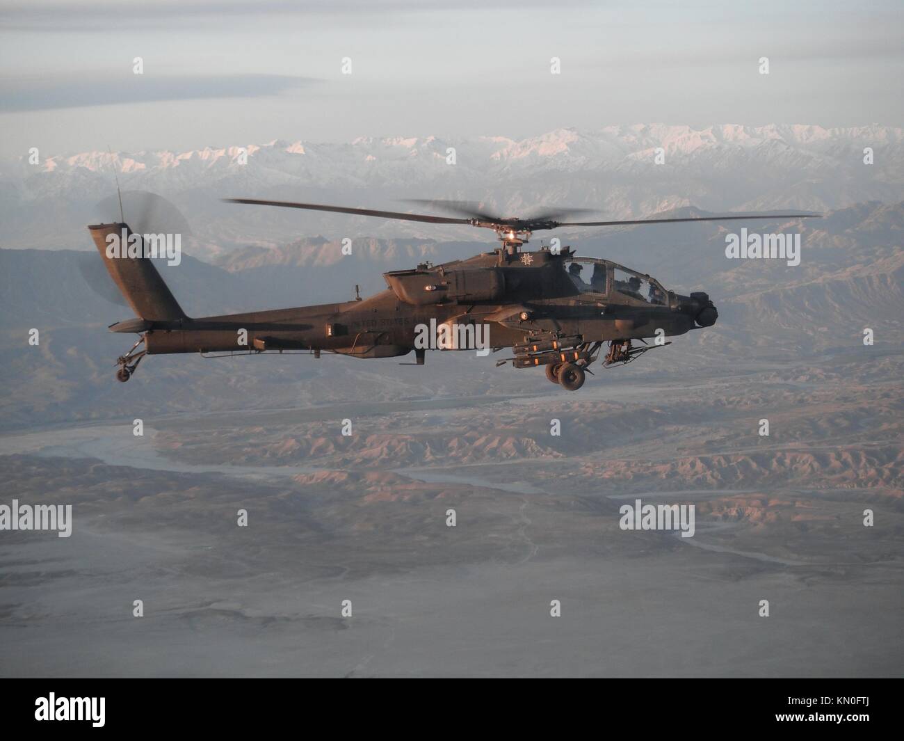 Un helicóptero AH-64 Apache del Ejército de los Estados Unidos vuela de vuelta desde una misión toda la noche el 5 de abril de 2011 en la provincia de Paktiya, Afganistán. (Foto del Ejército de EE.UU. Foto vía Planetpix) Foto de stock