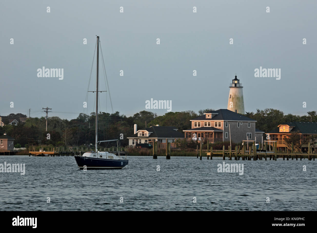NC01037-00...North Carolina - Amanecer sobre Silver Lake Harbour y el faro de la Isla Ocracoke Outer Banks. Foto de stock