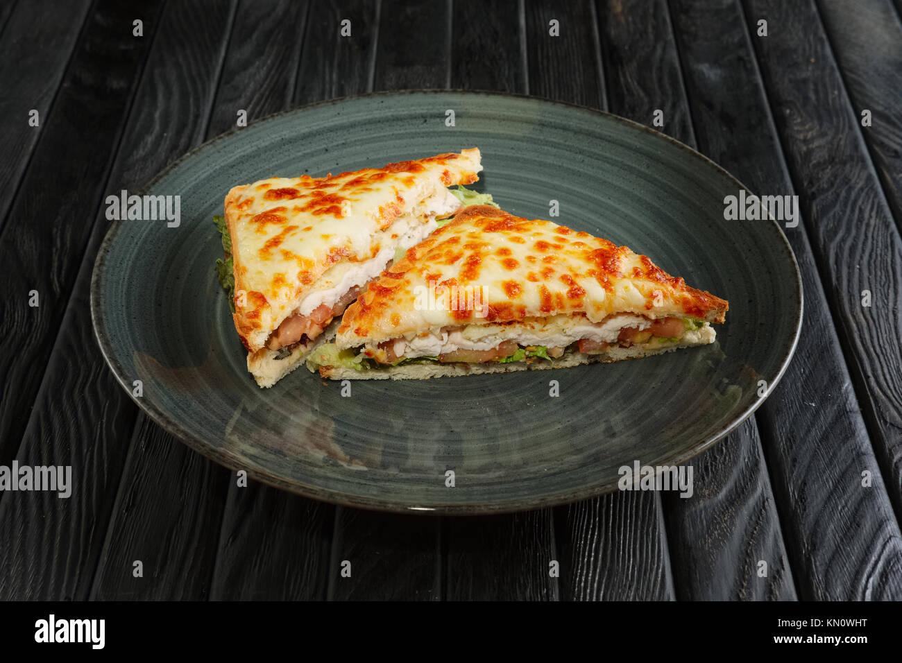 Club sándwich con pechuga de pollo, pepino encurtido, ensalada y queso