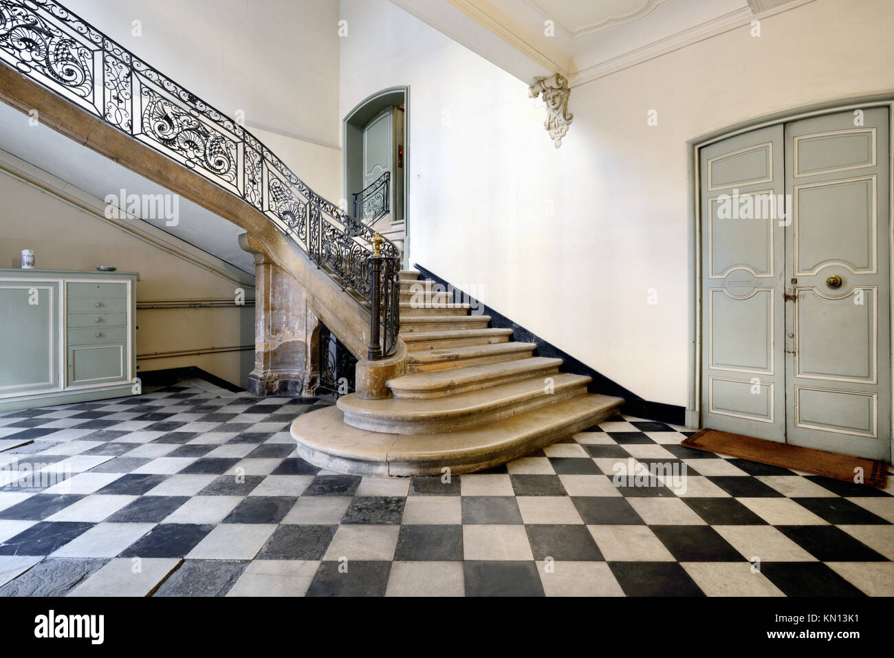 Escalera interior de la histórica casa de ciudad, el Hotel de Thomas (1739), también conocido como Hotel de Panisse-Passis, Aix-en-Provence, Provenza, Francia Foto de stock