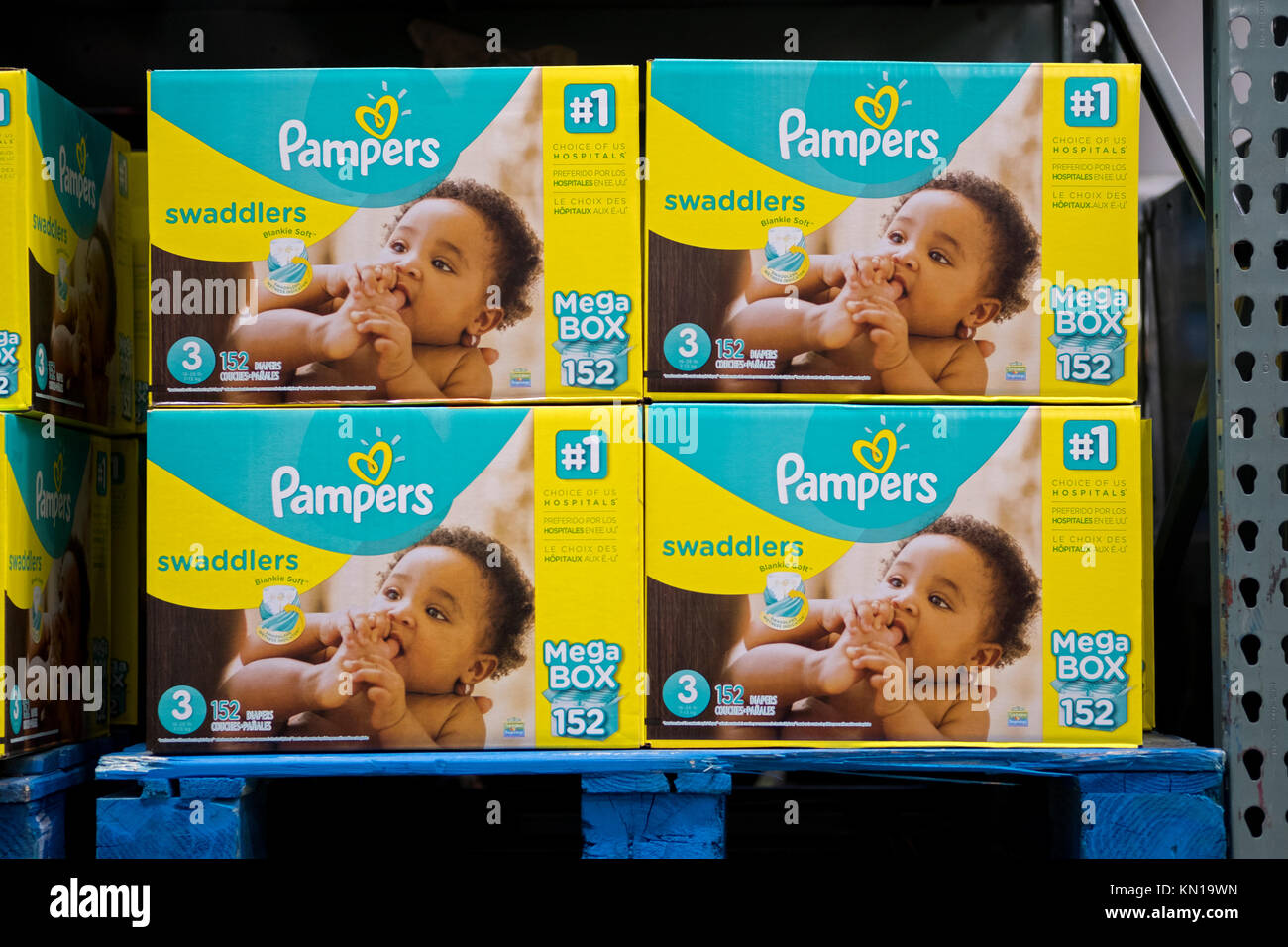 Mega cajas de Pampers pañales para venta en BJ's Wholesale Club en Whitestone, Nueva York Fotografía de stock - Alamy
