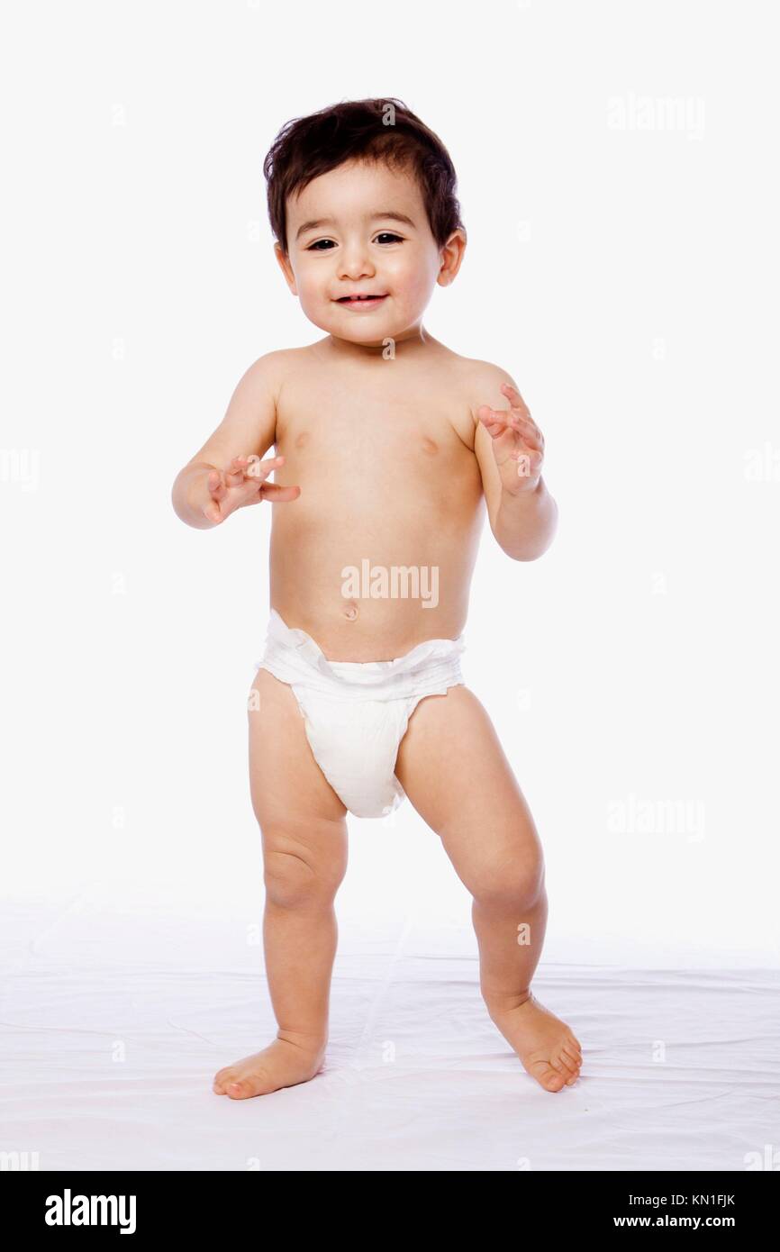 Lindo bebé feliz infante primeros pasos aprendiendo a andar en pañales,  concepto de infancia Fotografía de stock - Alamy