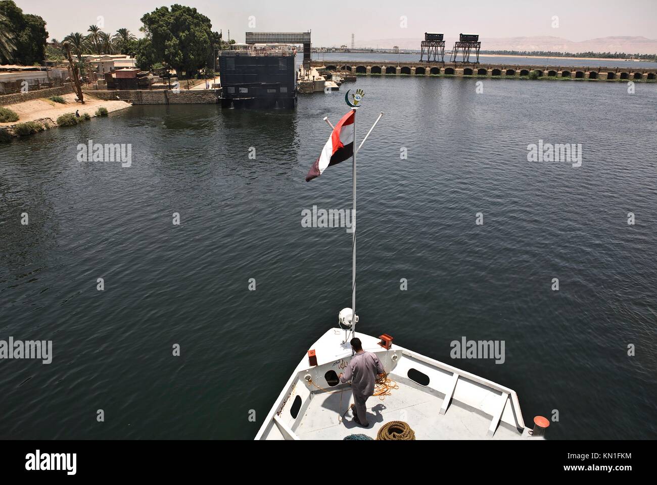 Crucero Turístico Esna cruzando el puente, el río Nilo, Egipto Foto de stock
