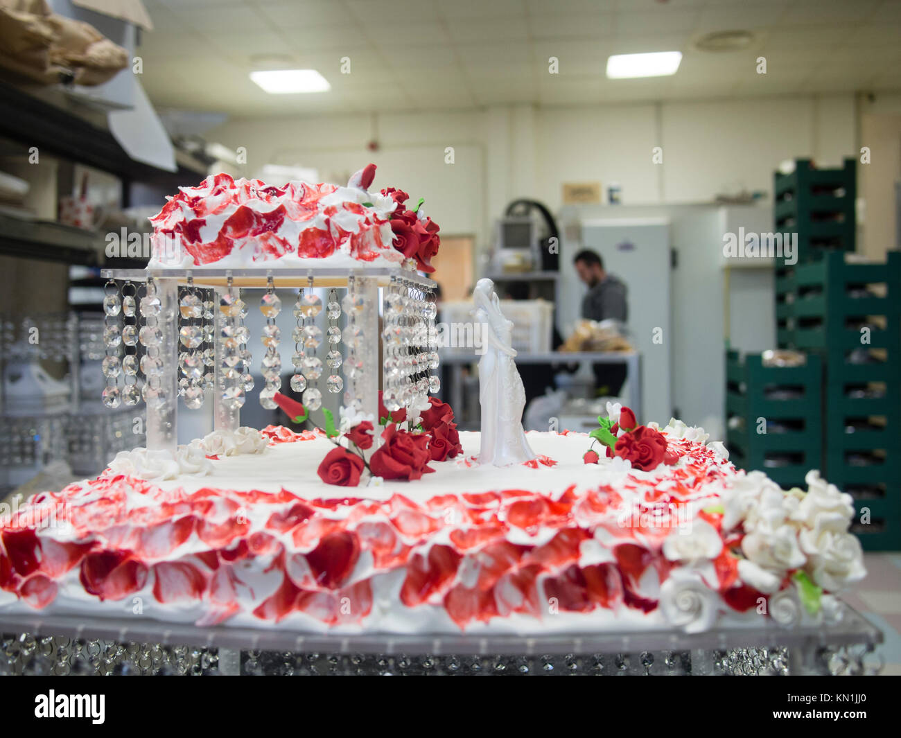 Pastel De Boda Con Rosas Rojas Y Crema Fotografia De Stock Alamy Pastel De Boda Con Rosas Rojas Y Crema Fotografia De Stock Alamy