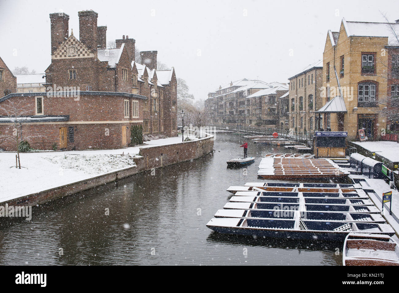 Cambridge, Reino Unido - 10 de diciembre de 2017. El clima del Reino Unido: La nieve pesada en Cambridge, Inglaterra, Reino Unido. Crédito: Nicola Ferrari/Alamy Live Foto de stock