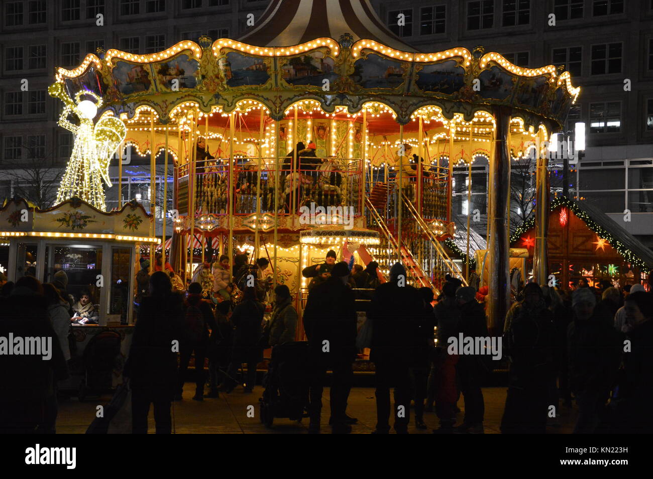 Berlín, Alemania. 09Dec, 2017. Mercado navideño en la plaza Alexanderplatz, en Berlín, Alemania. Crédito: Markku Rainer Peltonen/Alamy Live News Foto de stock
