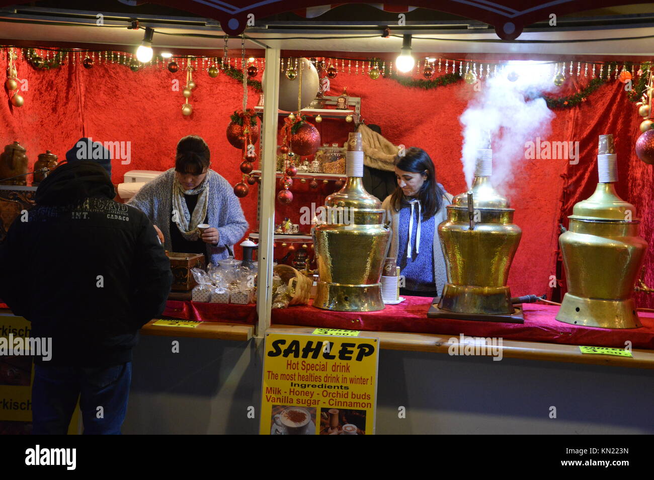 Berlín, Alemania. 09Dec, 2017. Mercado navideño en la plaza Alexanderplatz, en Berlín, Alemania. Crédito: Markku Rainer Peltonen/Alamy Live News Foto de stock