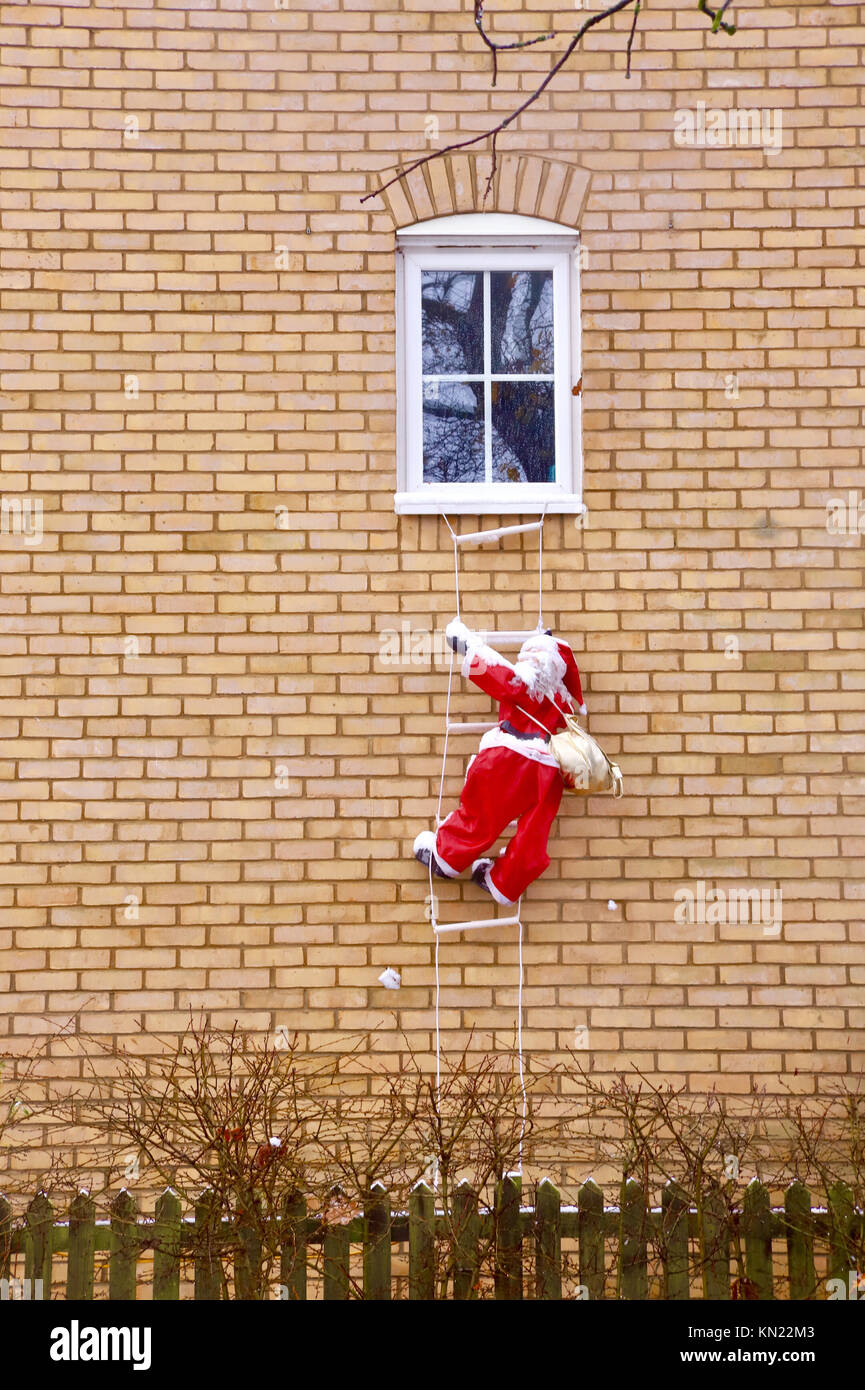 Muñeco papa noel subiendo top escaleras