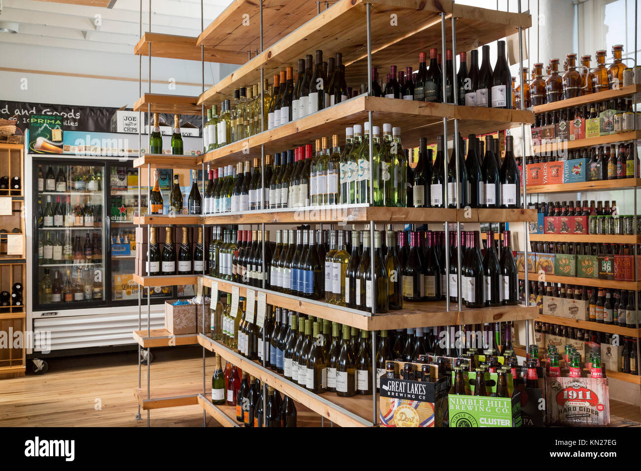 El vino y la cerveza en la pequeña tienda de ultramarinos, El Molino Mercado, Hawley, Pennsylvania, EE.UU. Foto de stock