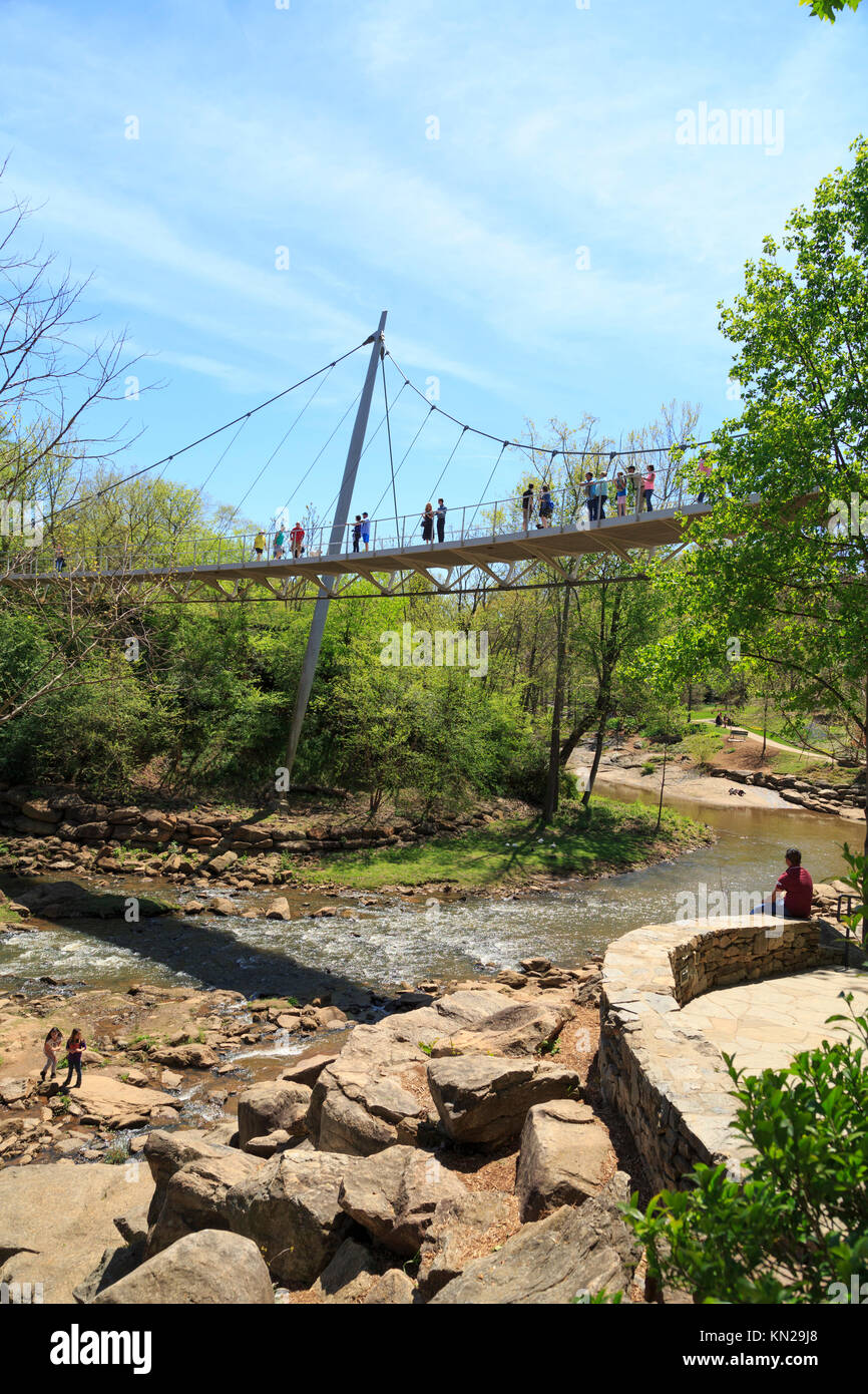 Puente Liberty y cae en el Parque Reedy en primavera, Greenville, Carolina del Sur, EE.UU. Foto de stock