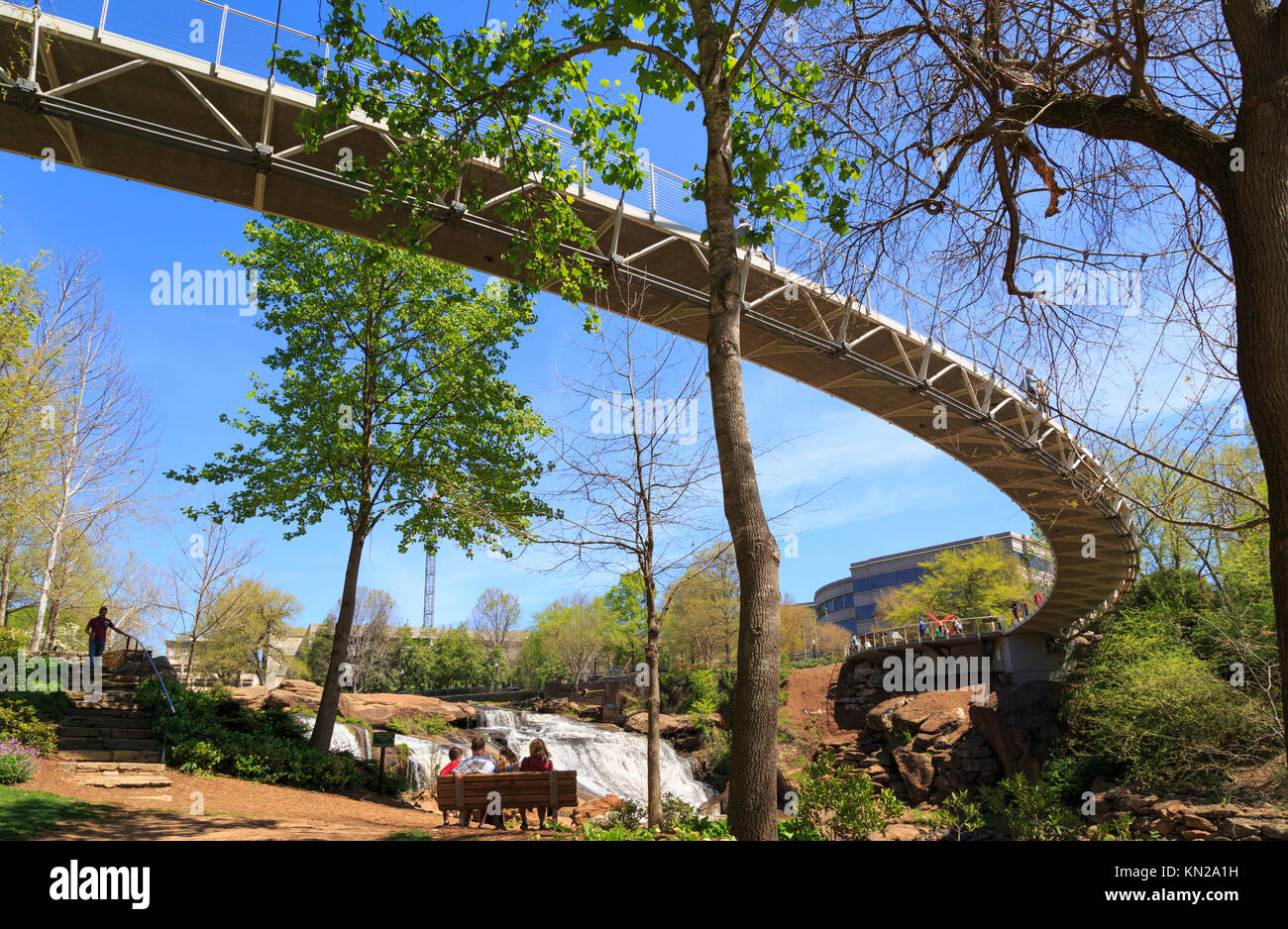 Puente Liberty y cae en el Parque Reedy en primavera, Greenville, Carolina del Sur, EE.UU. Foto de stock