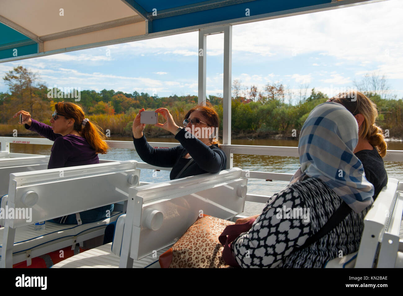 Ee.Uu. Virginia VA Jamestown turistas tomando un pontón en barco alrededor de la zona de Jamestown y James River Foto de stock