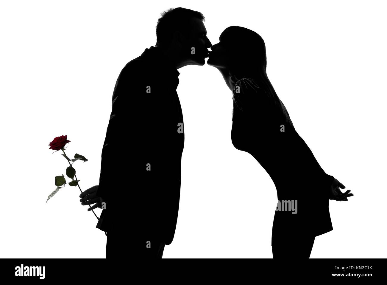 Un hombre y una mujer caucásica pareja besándose en silueta studio aislado  sobre fondo blanco Fotografía de stock - Alamy