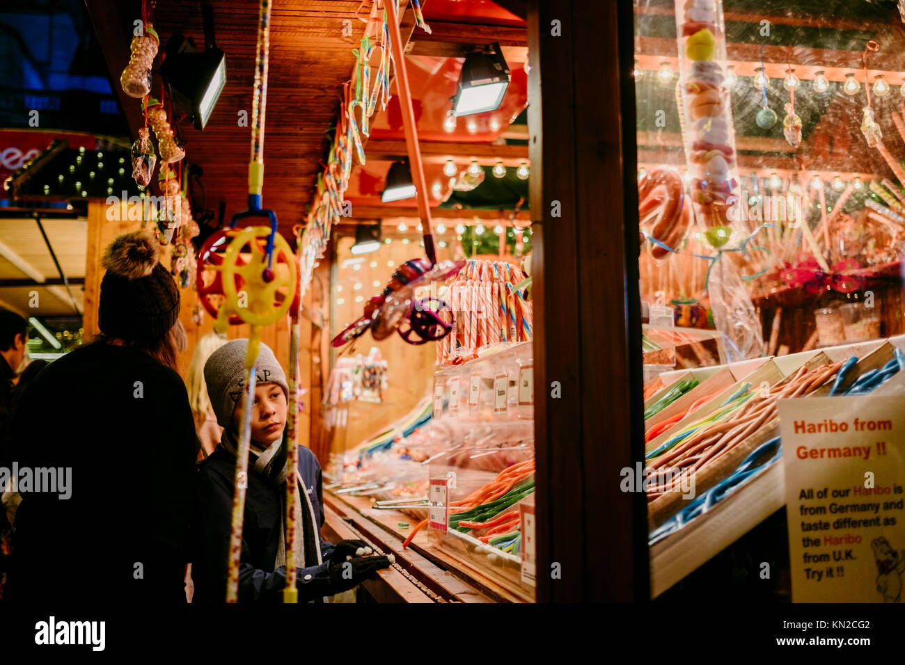 Los niños en el mercado navideño Alemán (Christkindelmarkt) en diciembre, en el centro de la ciudad de Leeds Foto de stock