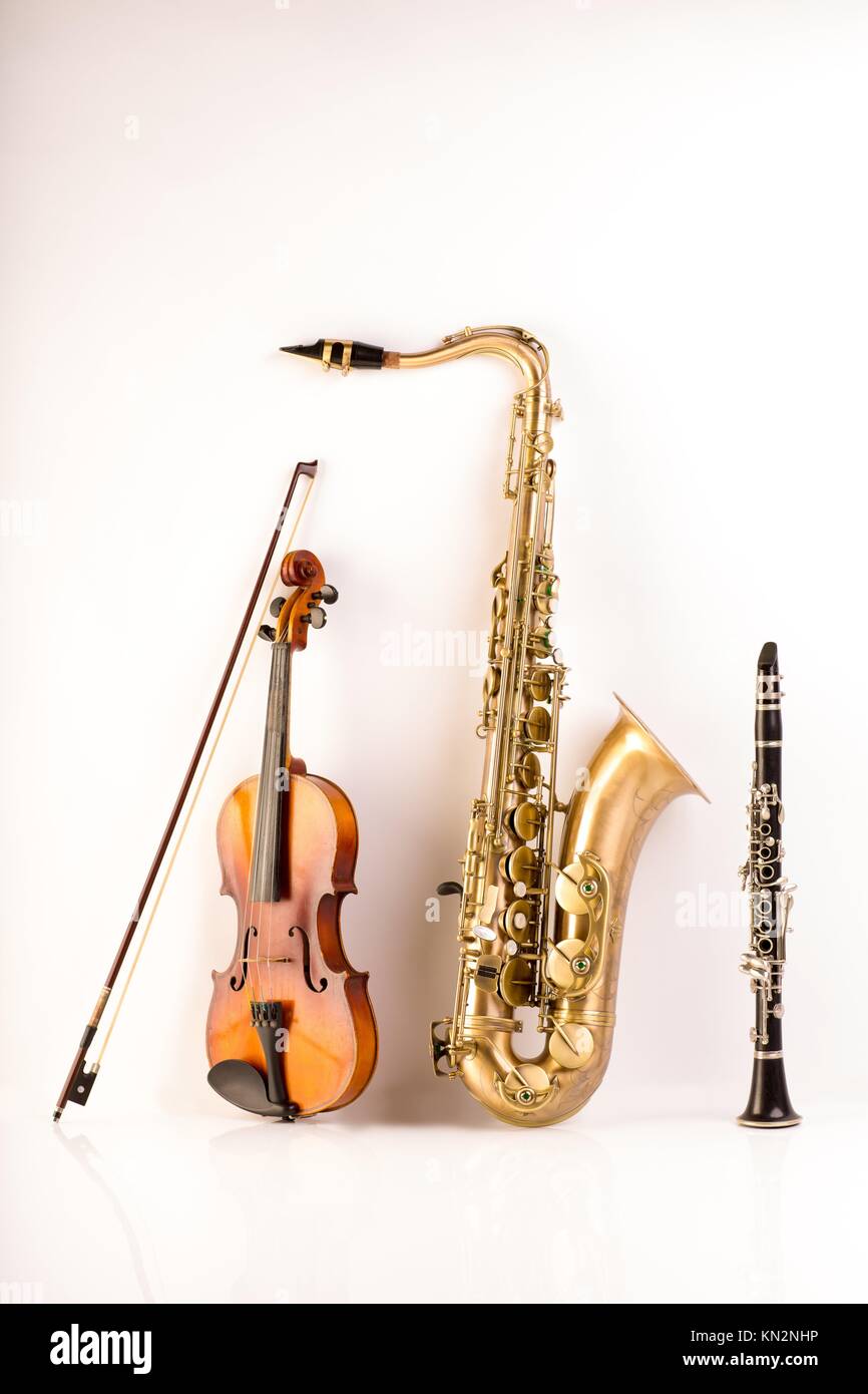 Music Sax saxo tenor violín y clarinete en fondo blanco Fotografía de stock  - Alamy