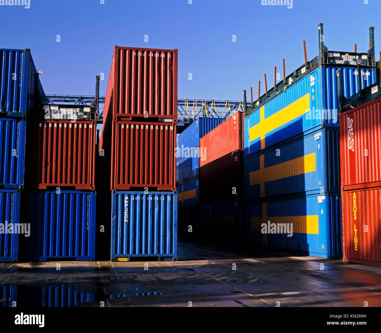 Contenedores suecos apilados en una terminal de contenedores y muelles, Suecia importaciones y exportaciones. Foto de stock