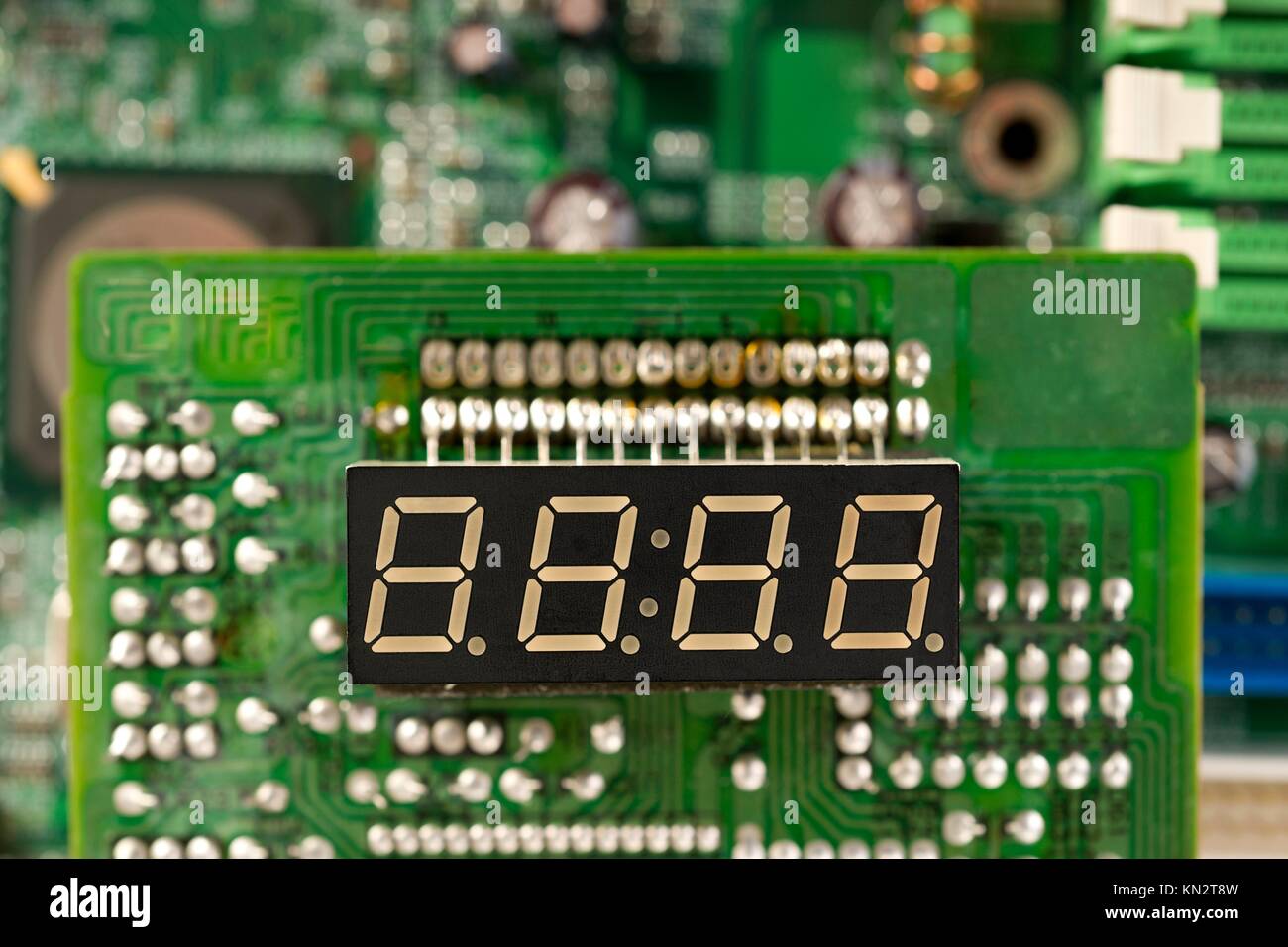 Placa de circuito electrónico y reloj digital muestran las cero horas cero  minutos Fotografía de stock - Alamy