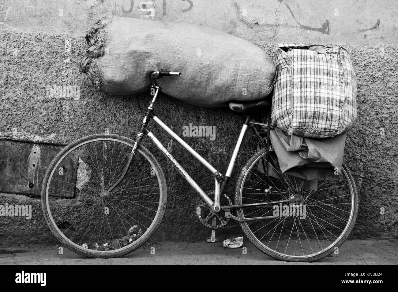 Retrato de una sobrecarga oxidada bicicleta en una pared, Marrakech, Marruecos. Foto de stock