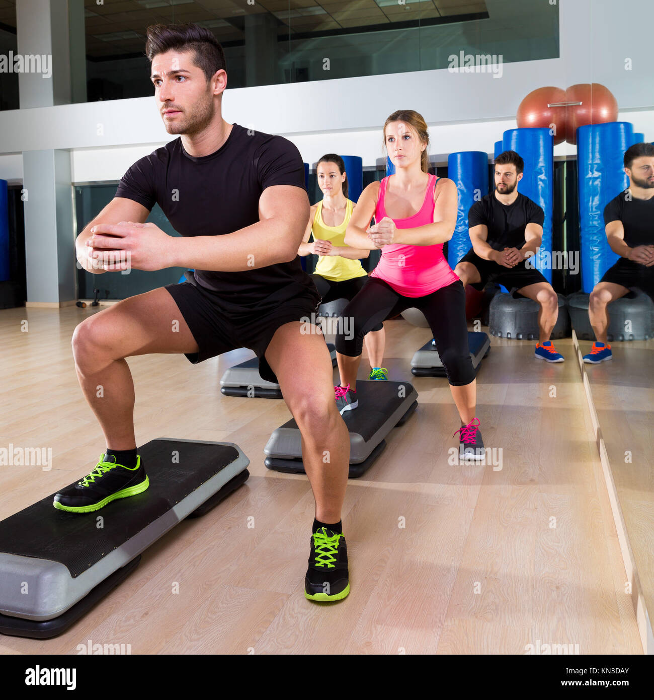 Paso de baile Cardio squat de grupo de personas en un gimnasio de  ejercicios de capacitación Fotografía de stock - Alamy