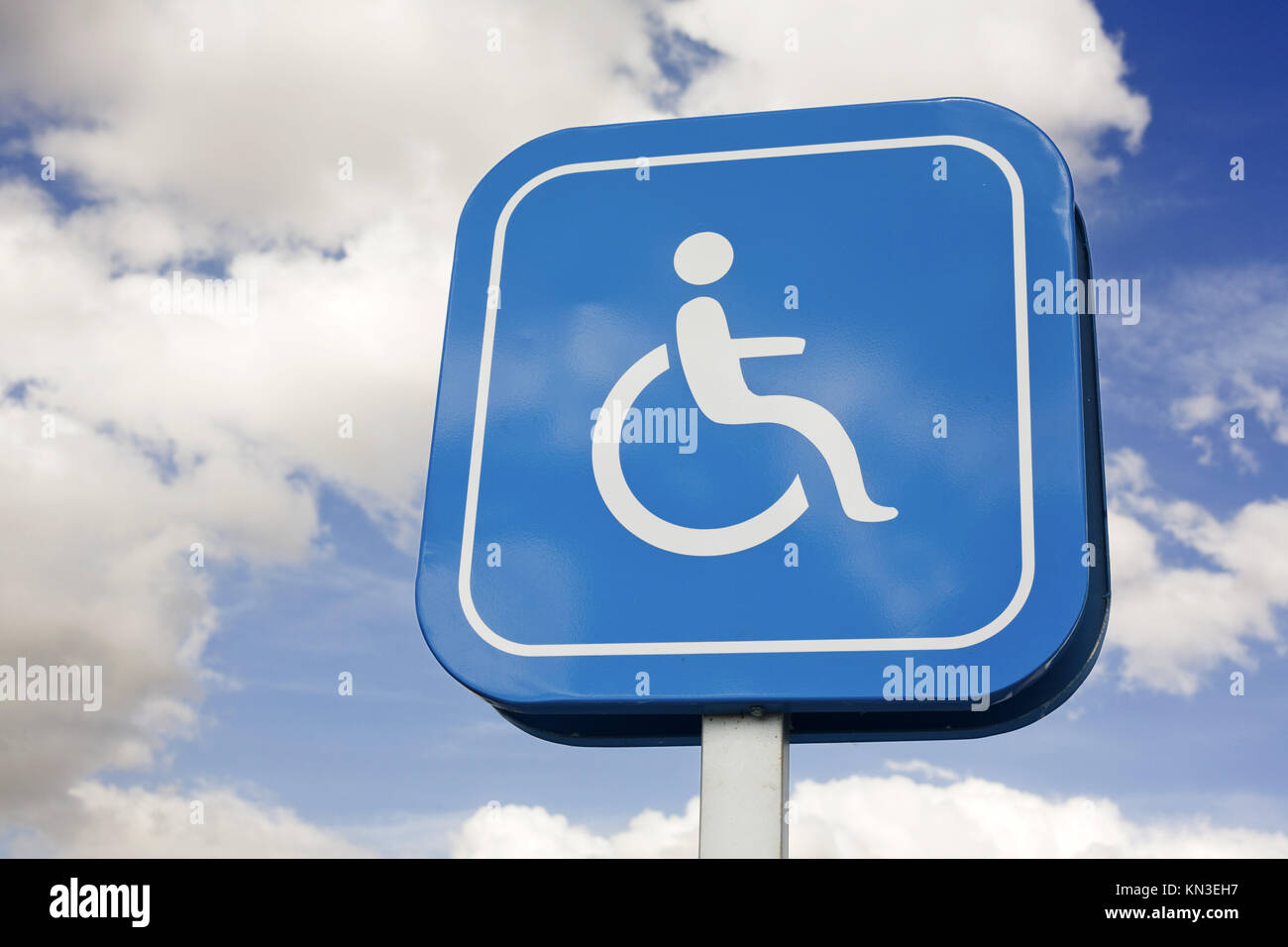 Señal que indique la prioridad de estacionamiento para los vehículos de las personas con discapacidad. Foto de stock