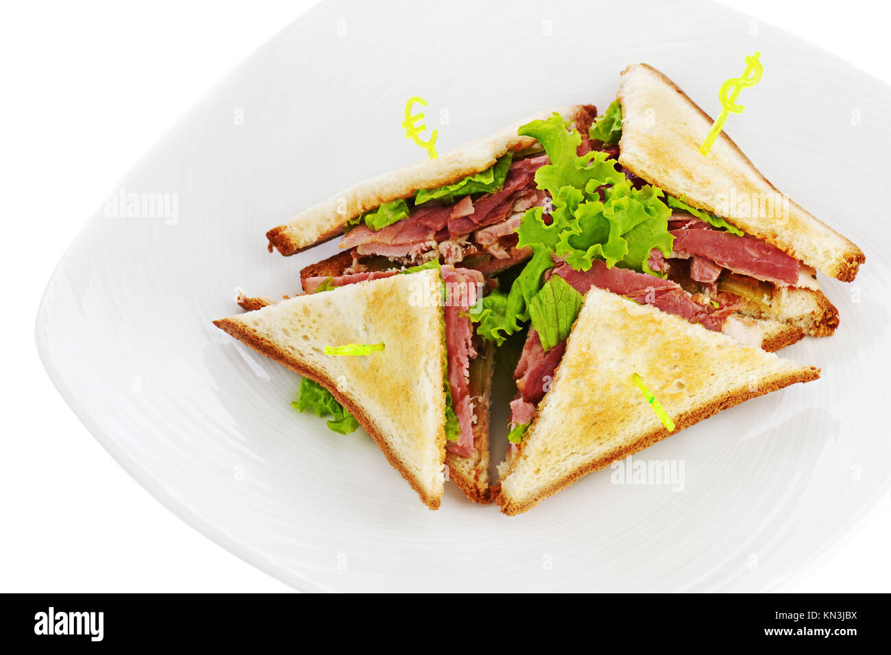 Sándwiches de Pollo, Tocino y verduras aislado sobre la placa blanca