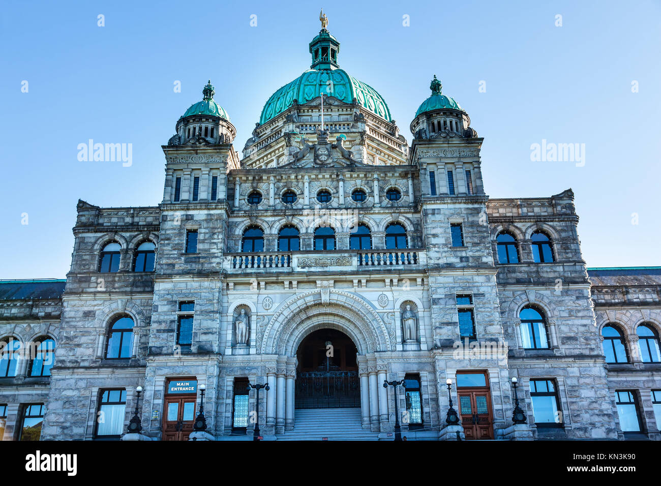 Capital provincial Parlamento legislativo Buildiing Victoria British Columbia, Canadá. Estatua de oro de la parte superior del domo es de George Vancouver. Foto de stock