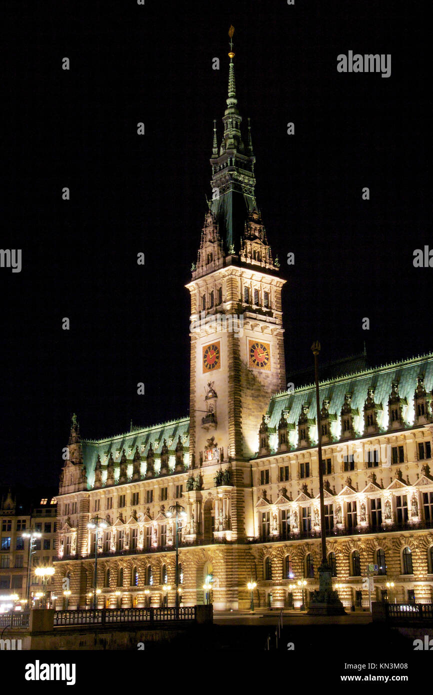 Rathaus (ayuntamiento) en el norte de la ciudad-estado alemana de Hamburgo por la noche. Foto de stock