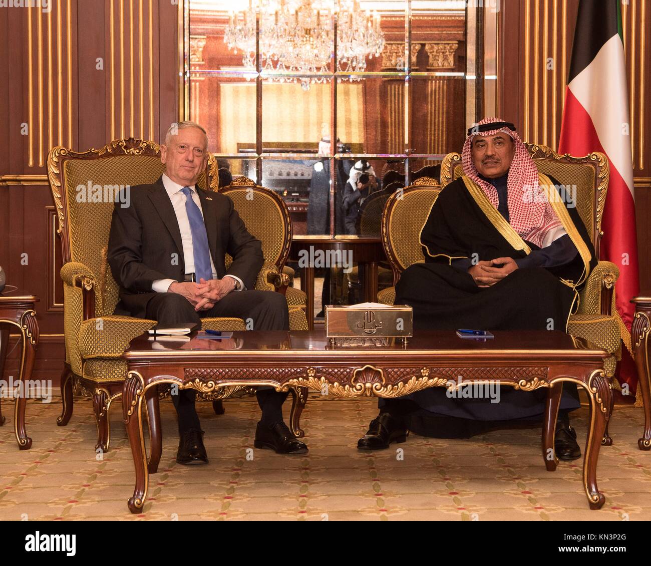 El secretario de defensa estadounidense James Mattis (izquierda) se reúne con el ministro de asuntos exteriores kuwaití Khalid Al Sabah Hamad Al Sabah, el 3 de diciembre de 2017 en Kuwait. (Foto por amber smith via planetpix i.) Foto de stock