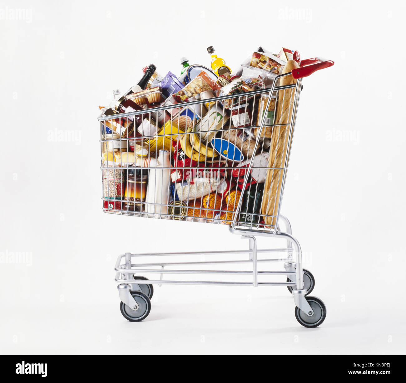 Carrito de supermercado lleno fotografías e imágenes de alta resolución -  Alamy