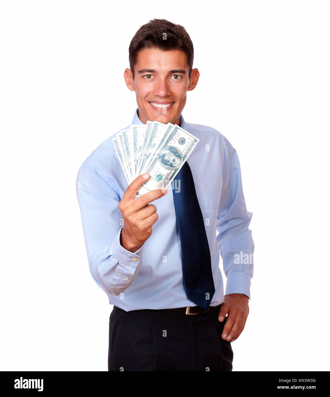Retrato de un joven en empate mantener efectivo dólares sobre fondo blanco. Foto de stock