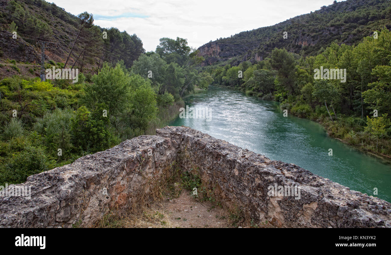 Medioevo antiguo puente cercano a Aunon village, Guadalajara, España. Foto de stock