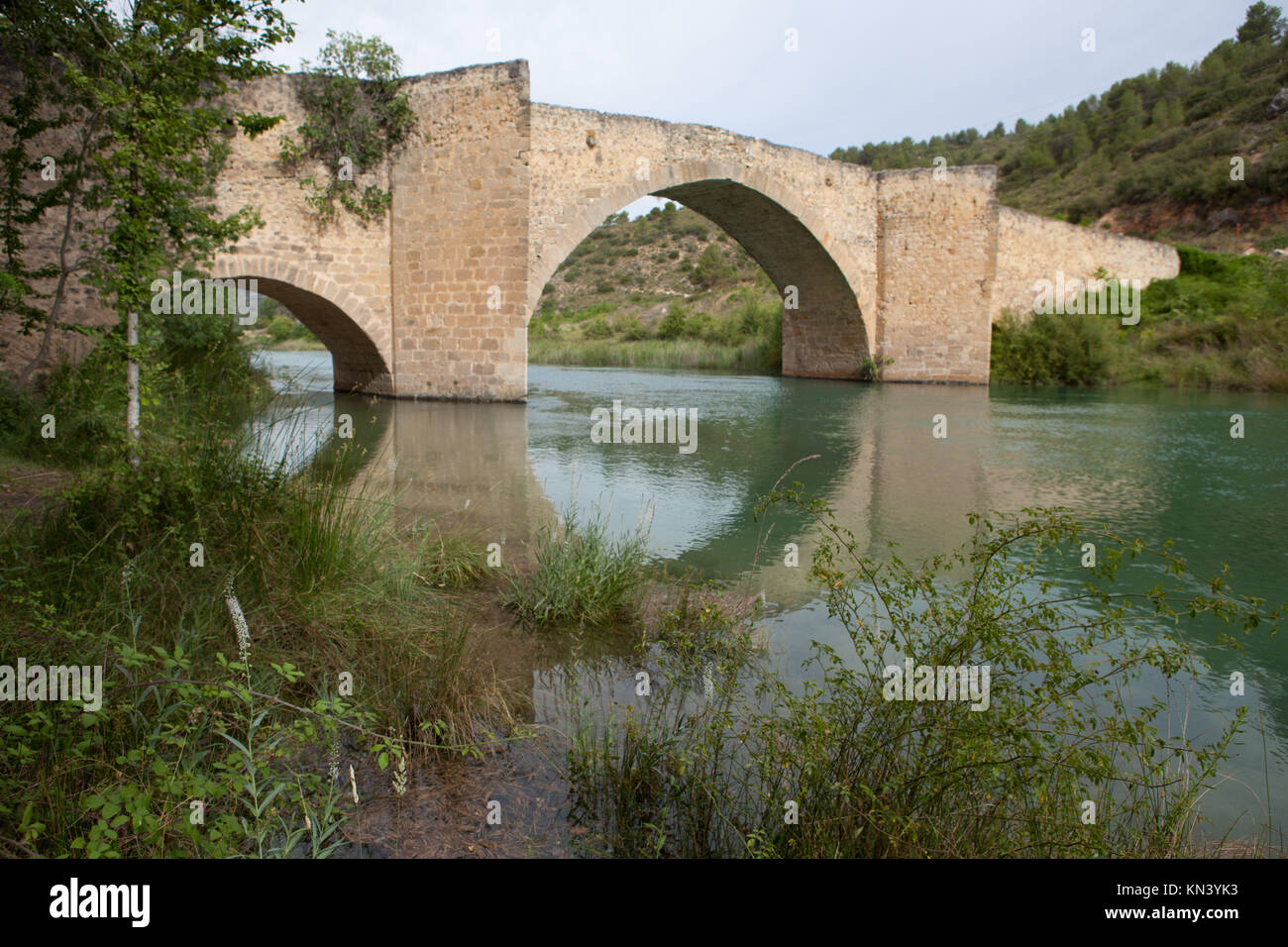 Medioevo antiguo puente cercano a Aunon village, Guadalajara, España. Foto de stock