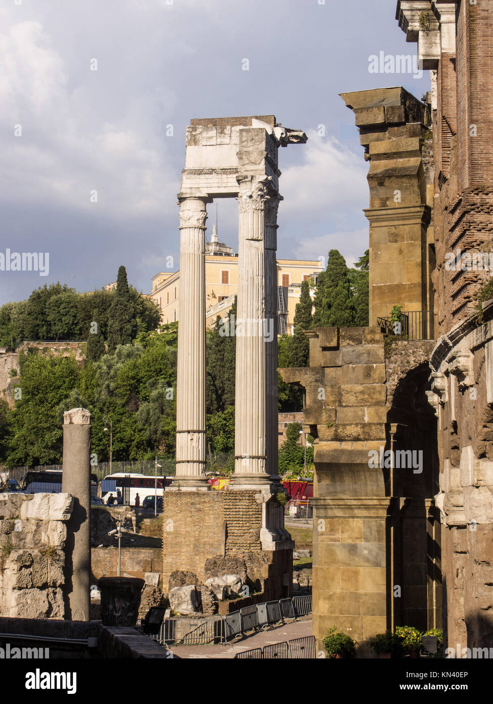 Templo de Apolo Sosianus es un templo romano dedicado a Apolo en el Campus Martius, junto al Teatro de Marcelo y el Porticus Octaviae, en Foto de stock