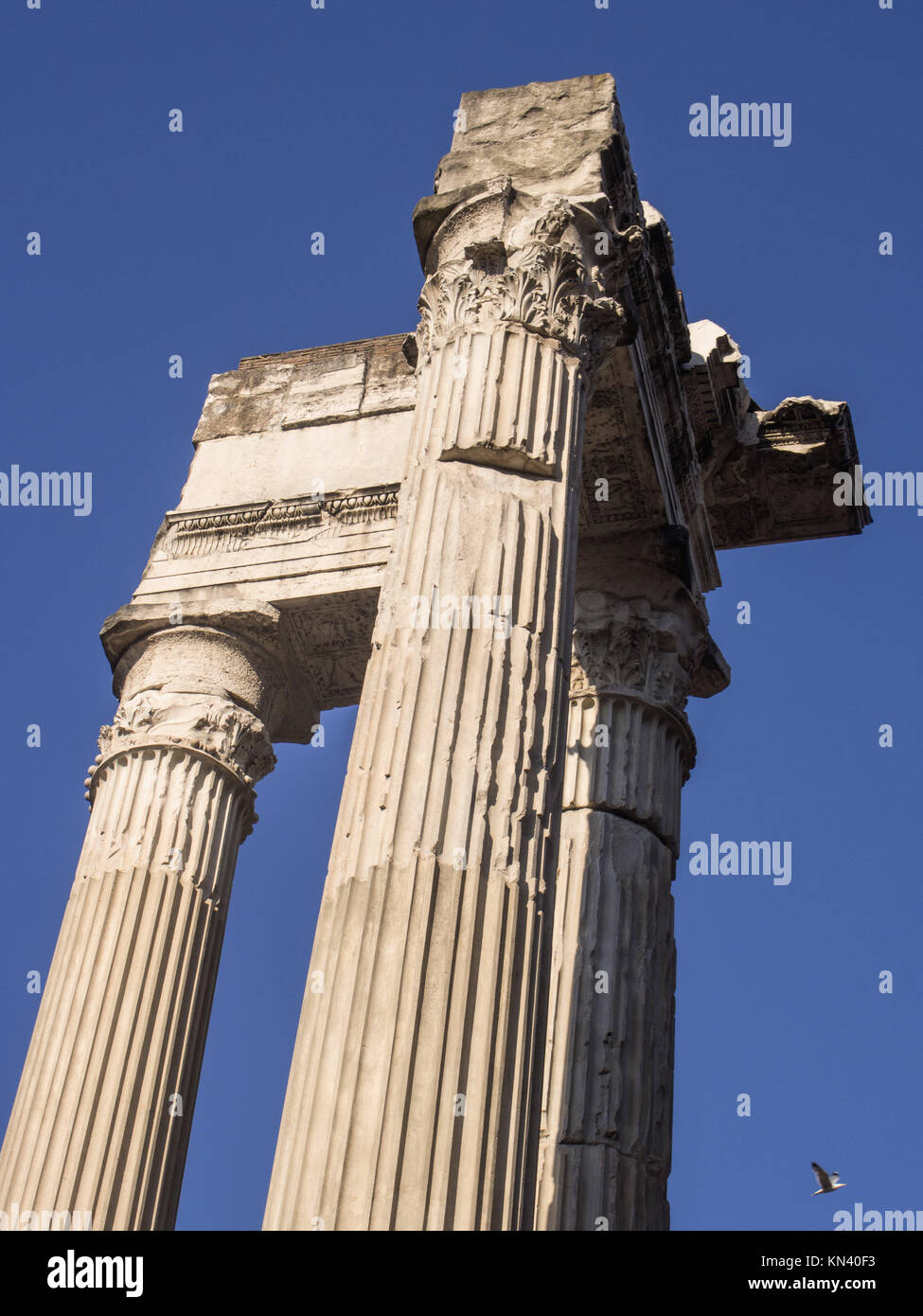 Templo de Apolo Sosianus es un templo romano dedicado a Apolo en el Campus Martius, junto al Teatro de Marcelo y el Porticus Octaviae, en Foto de stock