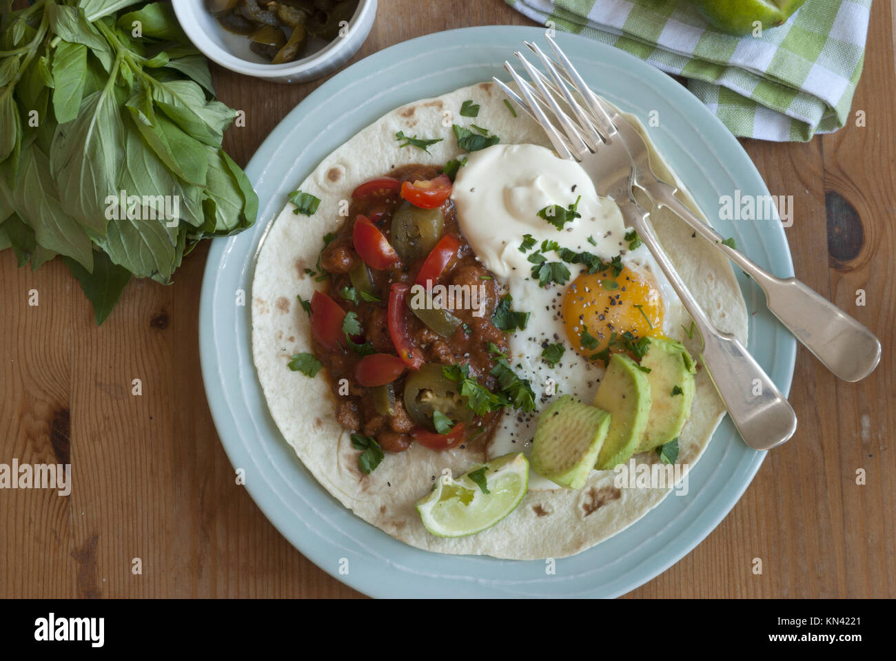 Fajitas con chili con carne, huevo frito y aguacate Fotografía de stock