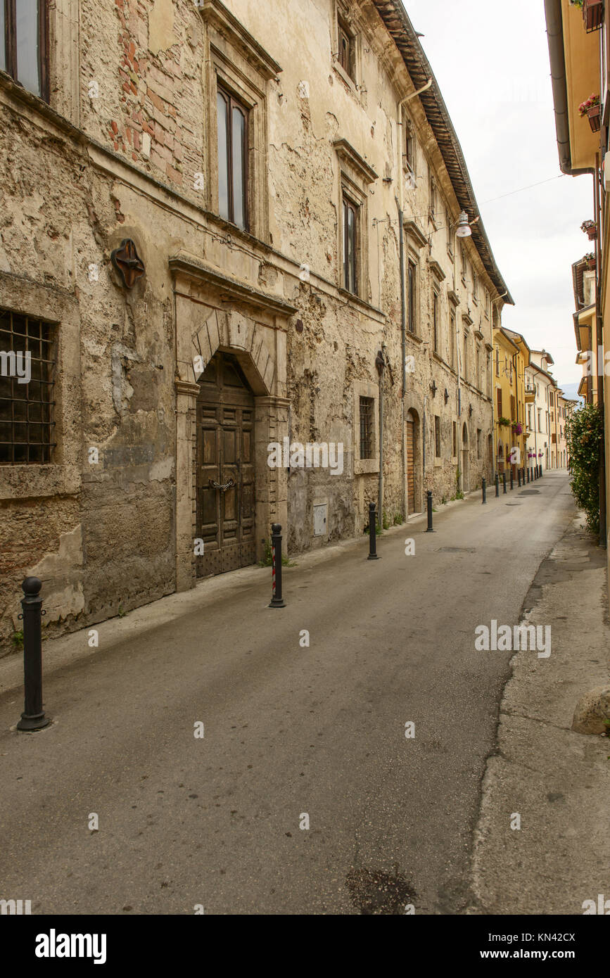 San Francesco street, Rieti, vista de antiguas casas de piedra y calles estrechas en el centro de la pequeña ciudad en el ''valle sagrado'', llamado desde SAN Foto de stock