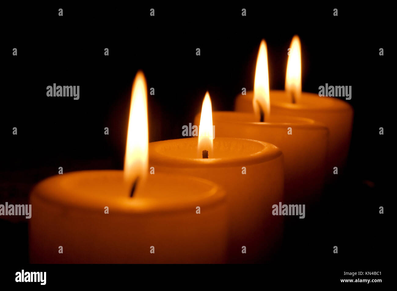 Cuatro velas encendidas Fotografía de stock - Alamy